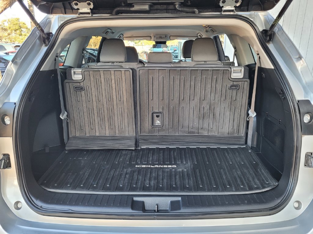 Used 2022 Toyota Highlander L FWD image 23