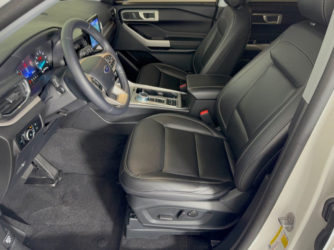 Used 2023 Ford Explorer XLT w/ Equipment Group 202A RWD image 5