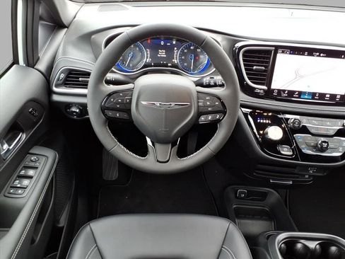 New 2026 Chrysler Pacifica Select image 16
