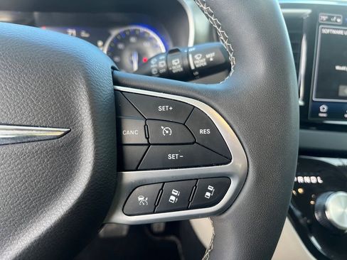 Used 2024 Chrysler Pacifica Touring-L image 19