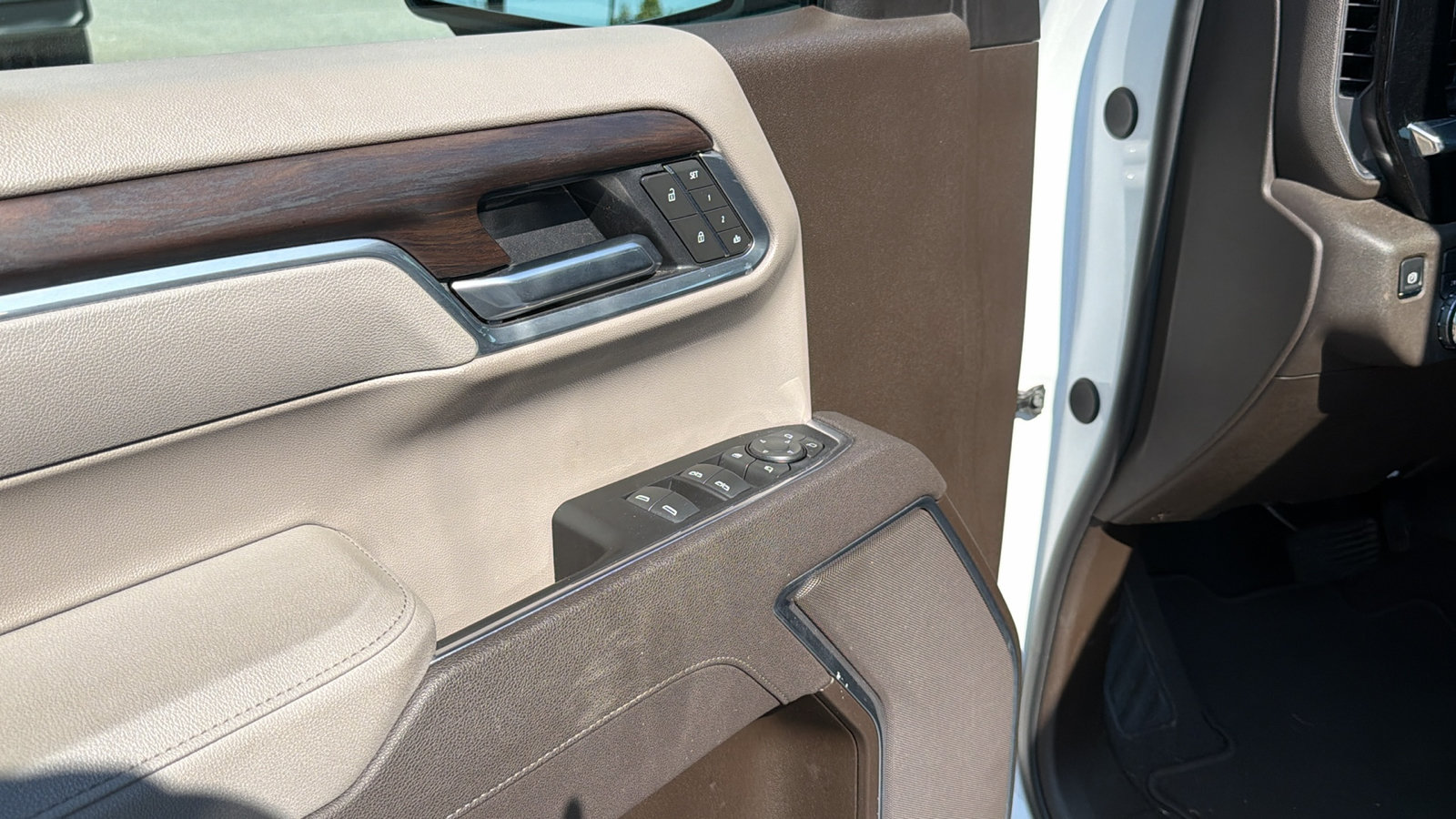 Used 2025 GMC Sierra 1500 SLT AWD/4WD image 14