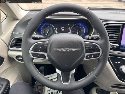 Used 2023 Chrysler Pacifica Touring-L FWD image 25