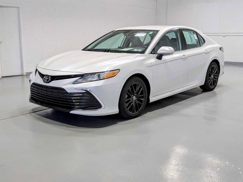 Used 2021 Toyota Camry XLE image 1