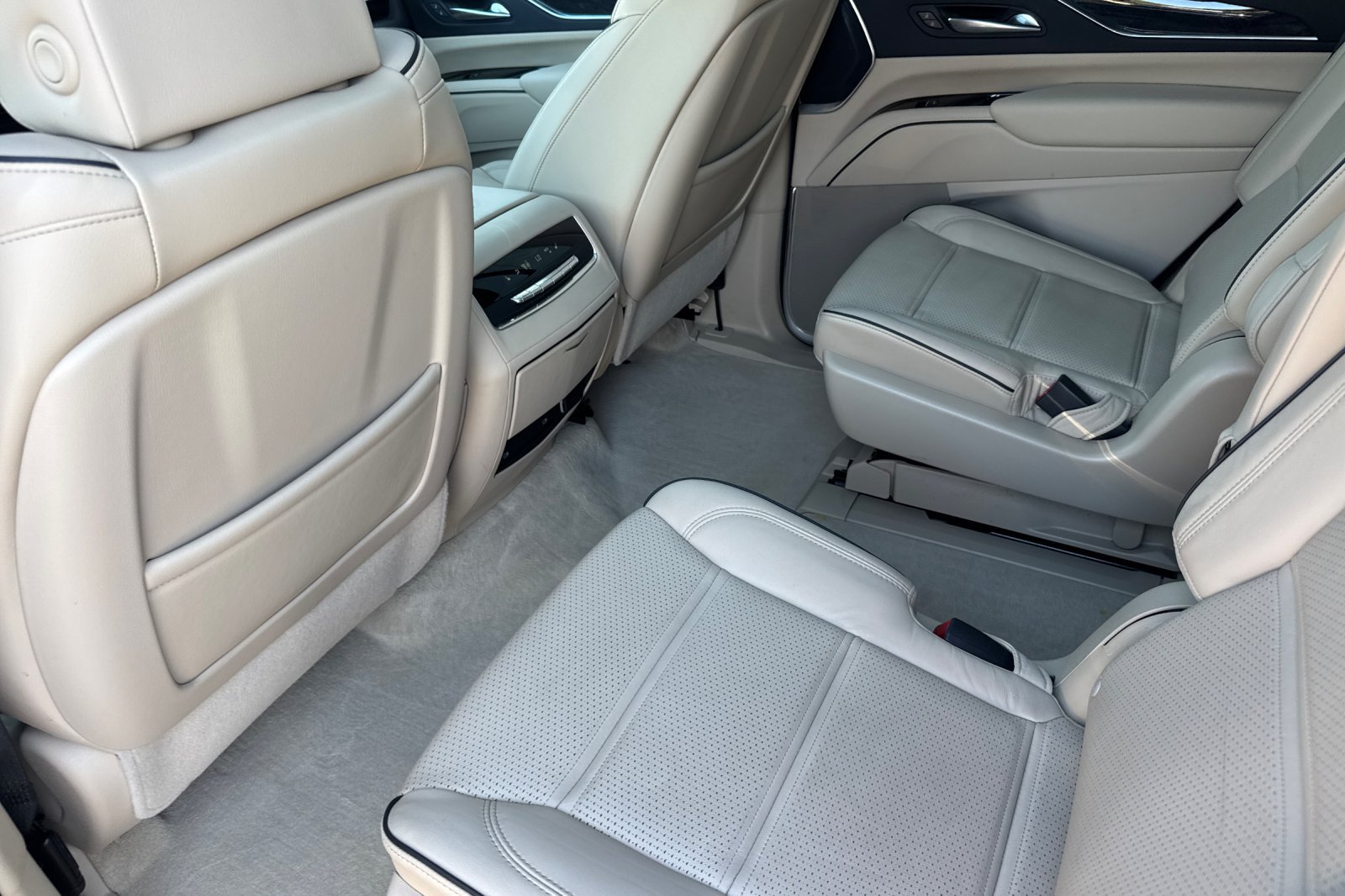 Certified 2023 Cadillac Escalade Premium Luxury AWD/4WD image 13