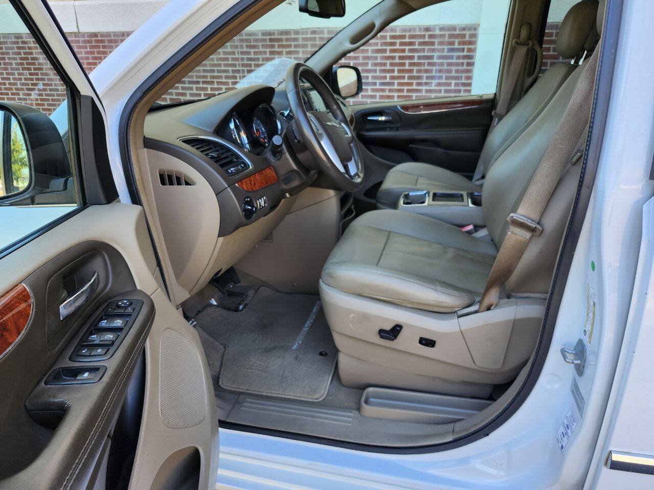 Used 2015 Chrysler Town & Country Touring w/ Driver Convenience Group FWD image 5