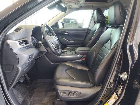 Used 2023 Toyota Highlander XLE AWD/4WD image 15