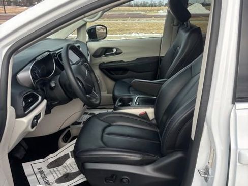 Used 2024 Chrysler Pacifica Touring-L image 6