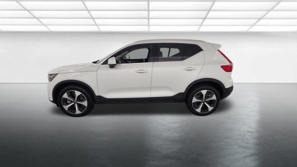 Used 2024 Volvo XC40 B5 Plus AWD/4WD image 3