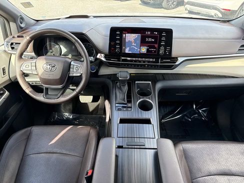 Used 2021 Toyota Sienna Platinum image 17