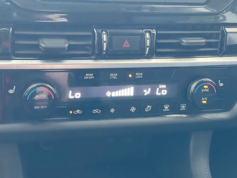 Used 2022 Nissan Pathfinder SV image 18