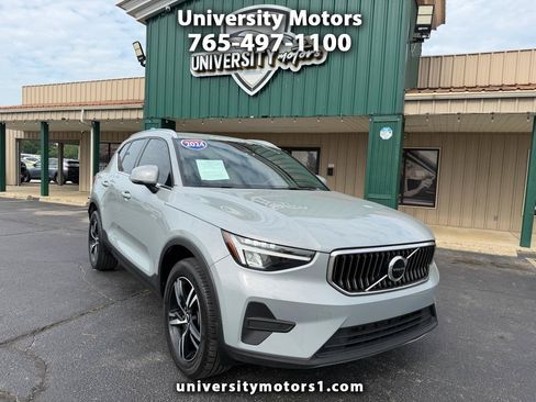 Used 2024 Volvo XC40 B5 Core AWD/4WD image 1