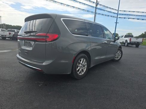 Used 2023 Chrysler Pacifica Touring-L FWD image 5
