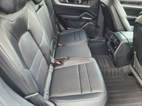 Used 2024 Porsche Cayenne AWD/4WD image 31