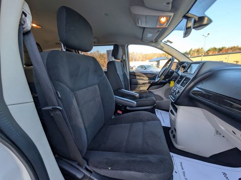 Used 2019 Dodge Grand Caravan SE w/ UConnect Hands-Free Group image 38