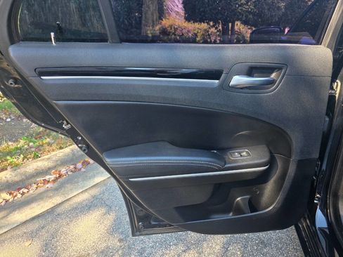 Used 2019 Chrysler 300 S image 28