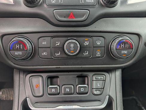 Used 2021 GMC Terrain SLE w/ Driver Convenience Package image 19