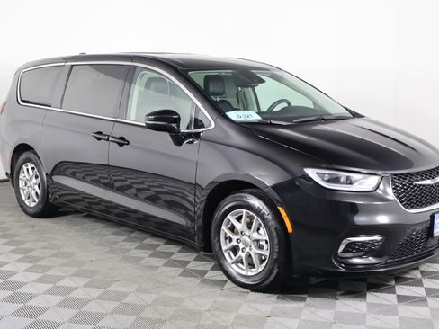 Used 2024 Chrysler Pacifica Touring-L image 4