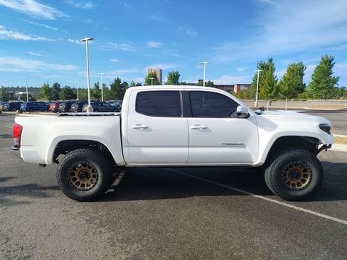 Used 2017 Toyota Tacoma TRD Sport AWD/4WD image 2