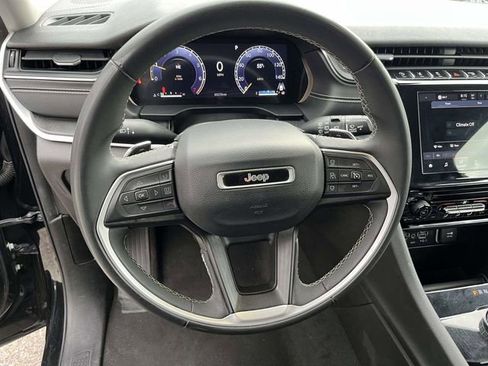 Used 2023 Jeep Grand Cherokee L Laredo image 13