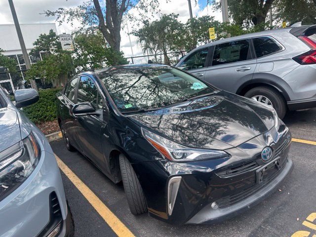Used 2022 Toyota Prius XLE FWD image 2
