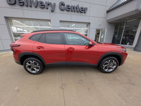 Used 2024 Chevrolet Trax LT w/ Driver Confidence Package image 4