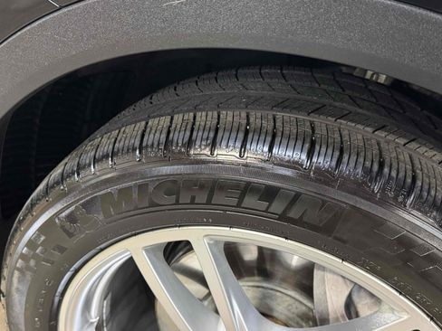 Used 2019 Porsche Cayenne w/ Premium Package AWD/4WD image 13