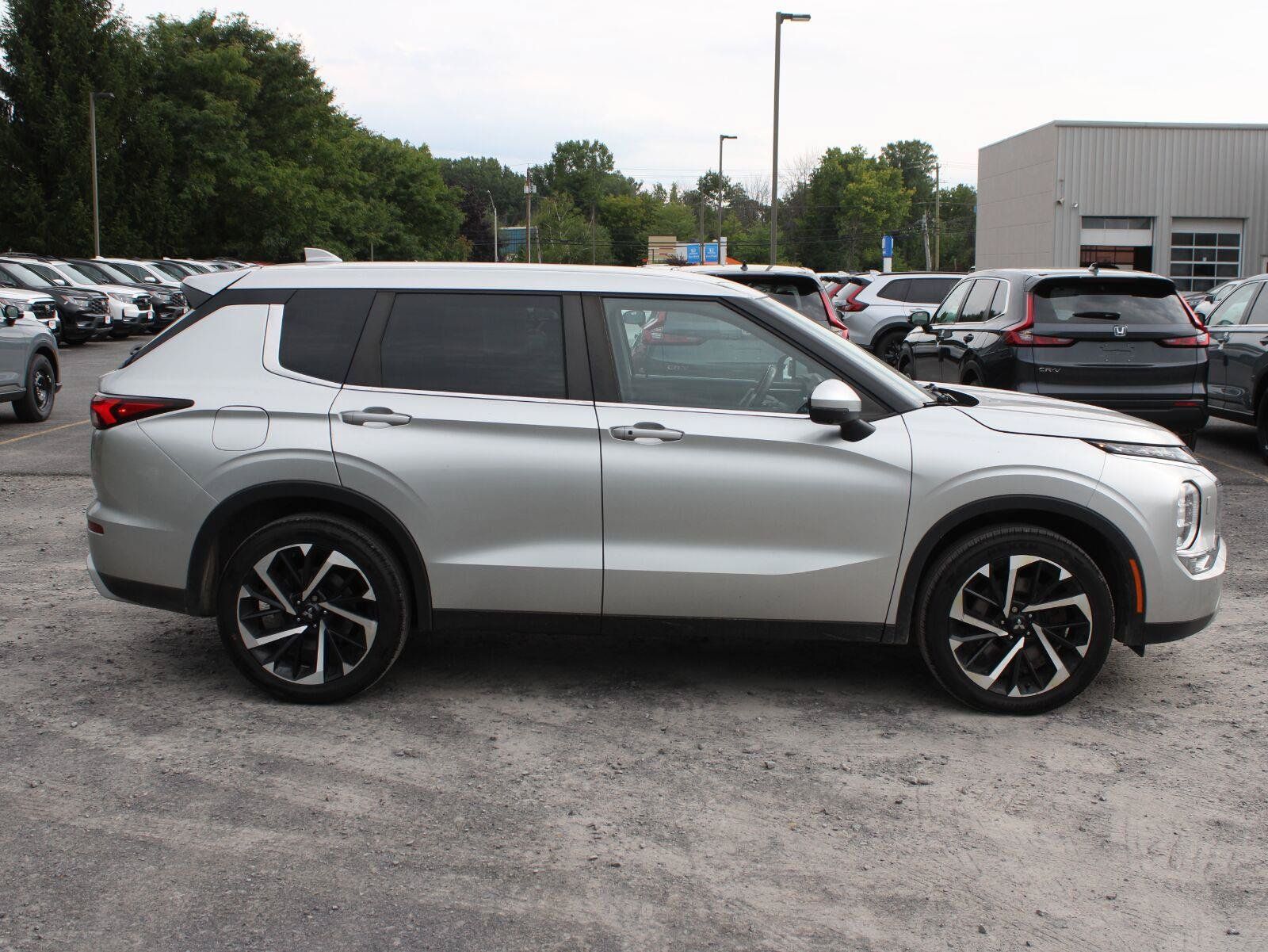 Used 2022 Mitsubishi Outlander SE AWD/4WD image 4