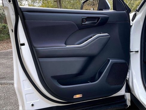 Used 2022 Toyota Highlander L image 17