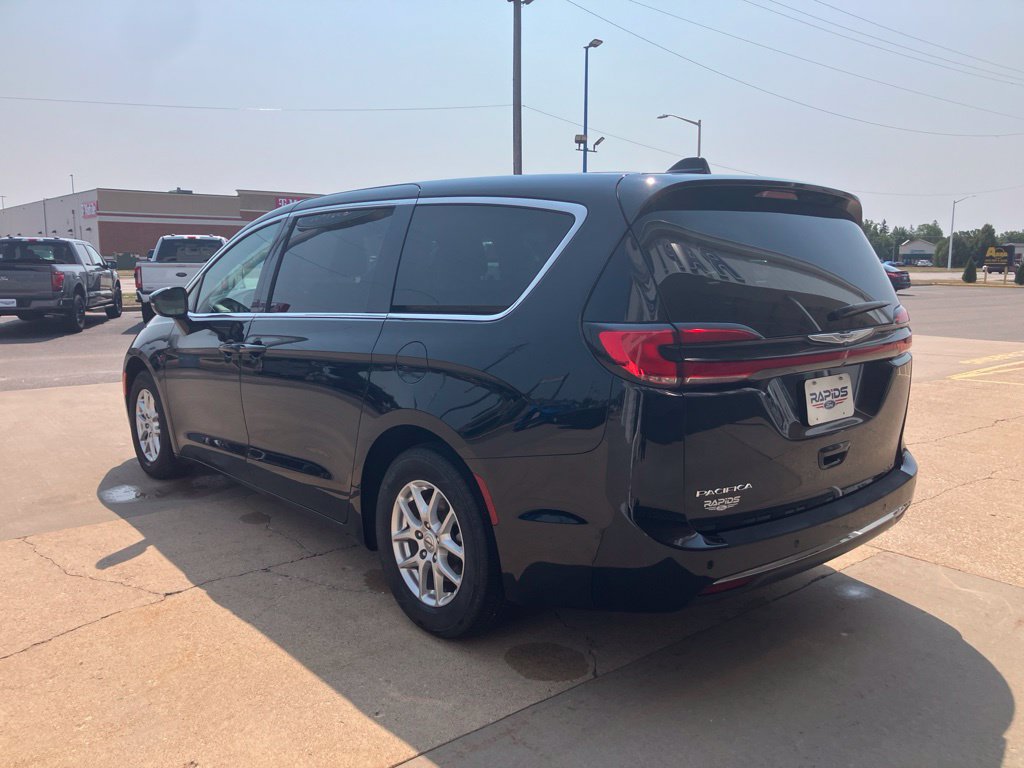 Used 2025 Chrysler Pacifica Select FWD image 5
