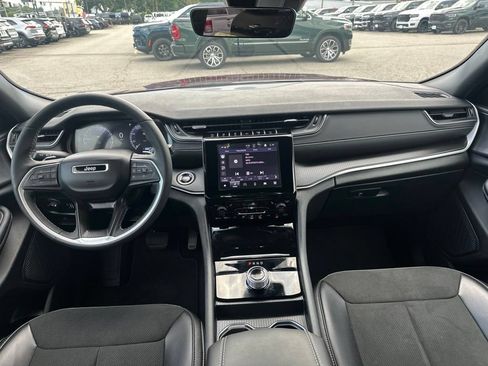 Used 2025 Jeep Grand Cherokee Altitude AWD/4WD image 16