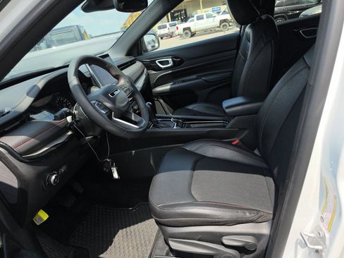 Used 2025 Jeep Compass Trailhawk AWD/4WD image 3