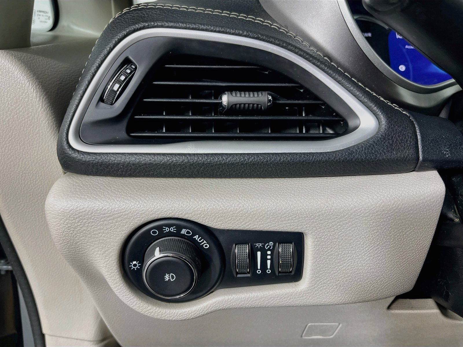 Used 2021 Chrysler Pacifica Touring-L FWD image 12