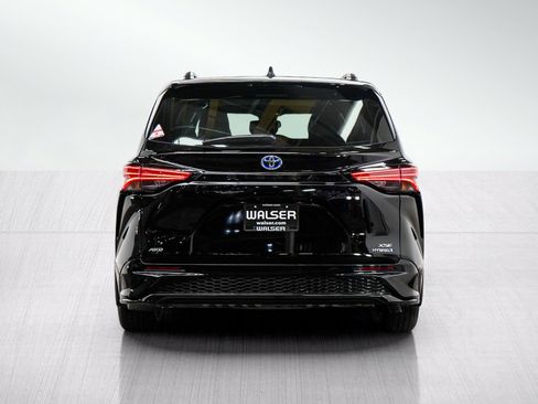Used 2023 Toyota Sienna XSE AWD/4WD image 4