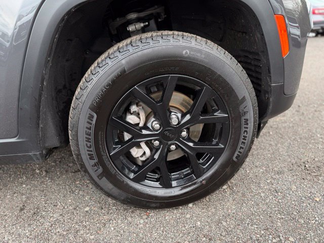 Used 2025 Jeep Grand Cherokee 4WD image 9