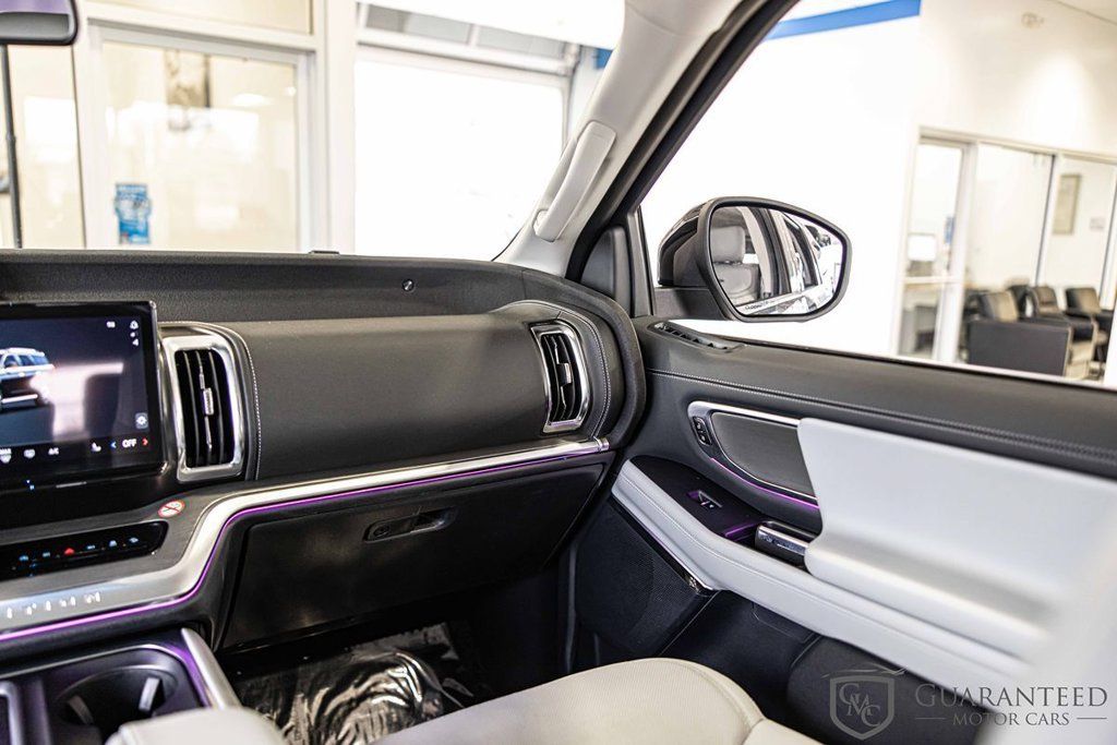 Used 2025 Ford Expedition Platinum AWD/4WD image 40