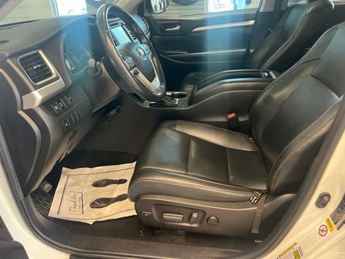 Used 2019 Toyota Highlander XLE AWD/4WD image 31