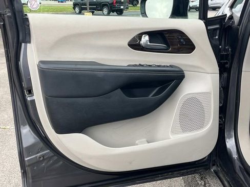 Used 2023 Chrysler Pacifica Limited FWD image 34