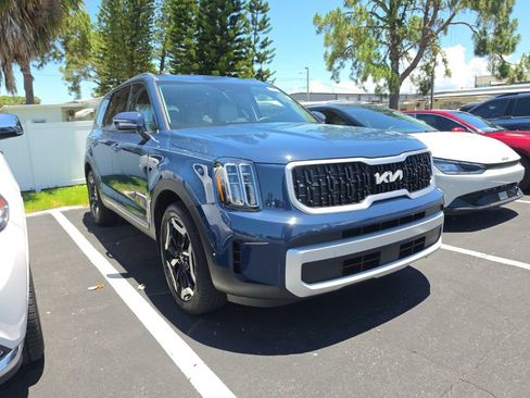 Certified 2024 Kia Telluride EX w/ EX Captain's Chair Package FWD image 2