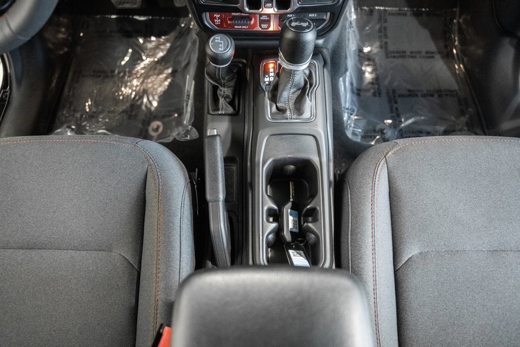 Used 2024 Jeep Wrangler Unlimited Rubicon w/ Technology Group AWD/4WD image 27