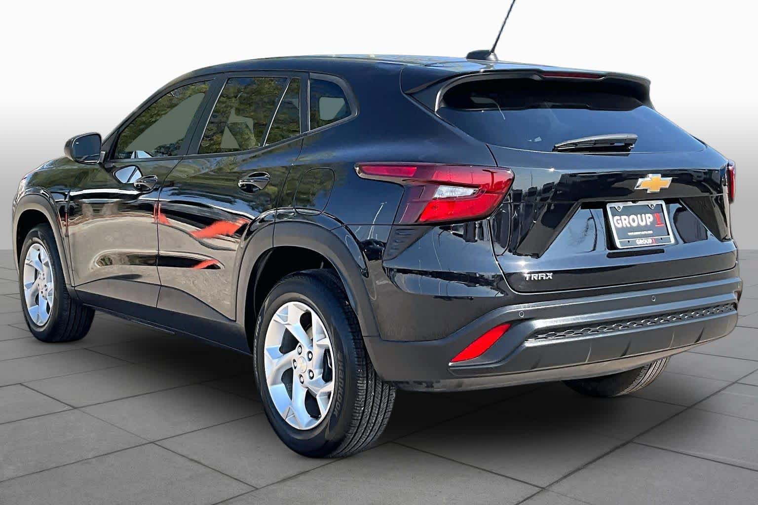 Used 2025 Chevrolet Trax LS w/ LS Convenience Package FWD image 11