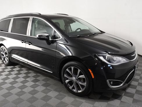 Used 2017 Chrysler Pacifica Limited w/ Advanced Safetytec Group FWD image 8