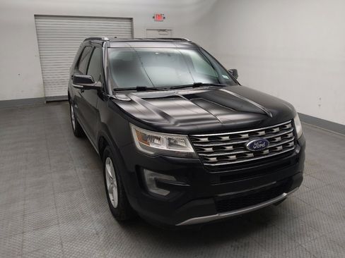 Used 2017 Ford Explorer XLT w/ Equipment Group 201A AWD/4WD image 13