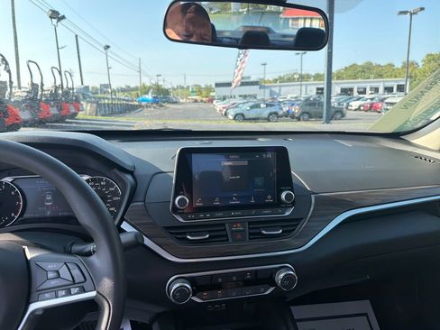 Used 2025 Nissan Altima 2.5 SV FWD image 21