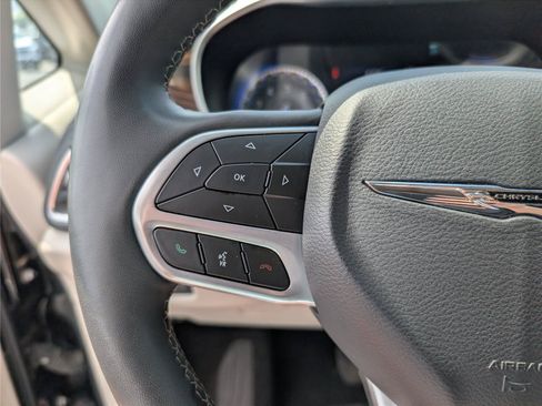 Used 2023 Chrysler Pacifica Limited FWD image 27