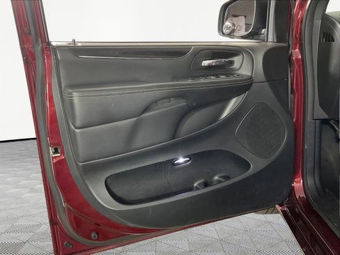 Used 2018 Dodge Grand Caravan SE FWD image 20