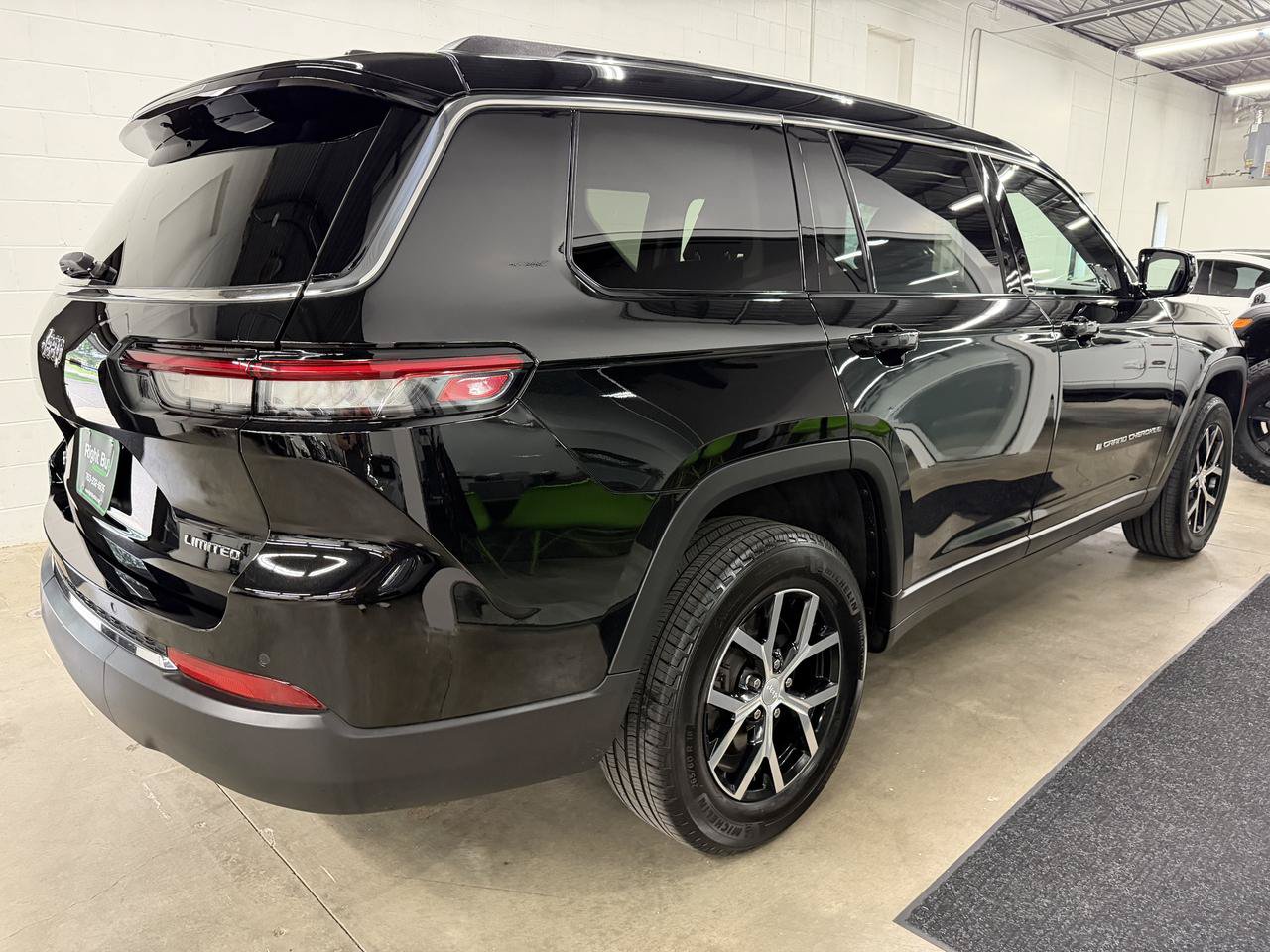 Used 2023 Jeep Grand Cherokee L Limited AWD/4WD image 4