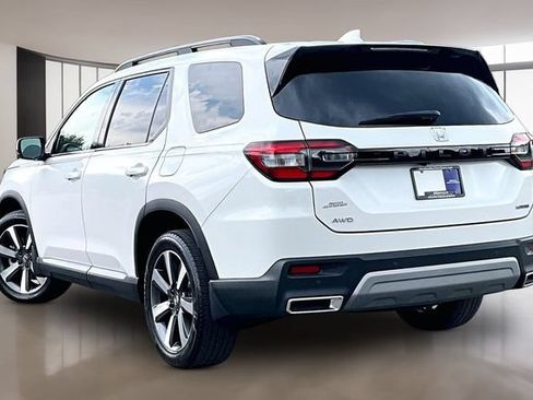 Used 2025 Honda Pilot Touring image 4