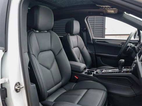Certified 2025 Porsche Macan AWD/4WD image 28