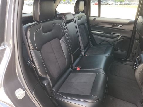 Used 2024 Jeep Grand Cherokee Altitude RWD image 15