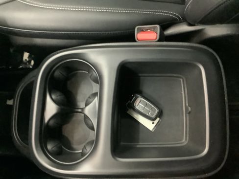 Used 2025 Chrysler Pacifica Select image 22